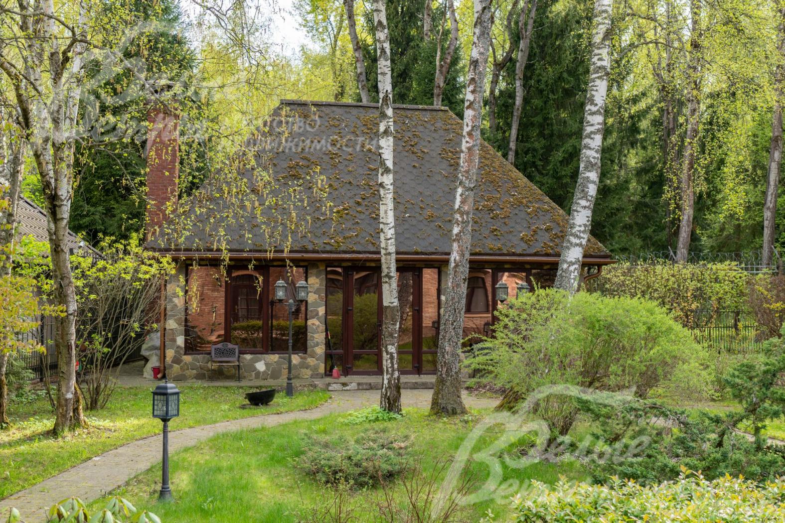 На участке - застеклённая беседка-барбекю с водопроводом, открытым камином, печью и мангалом