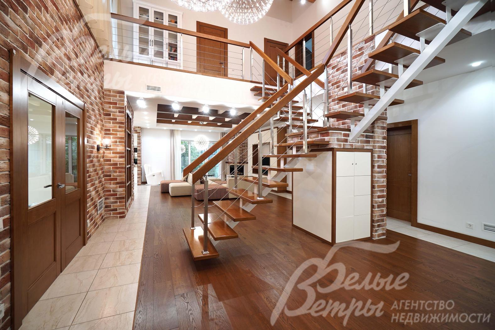 Ступени лестницы и поручни отделаны массивом дуба 