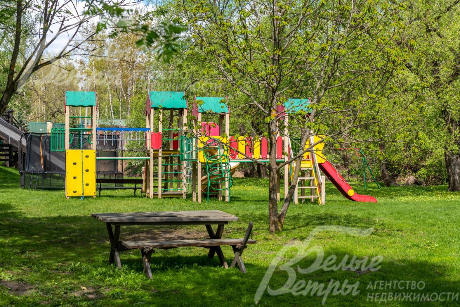 На детской площадке установлены игровые комплексы, батут, есть лавочки для отдыха