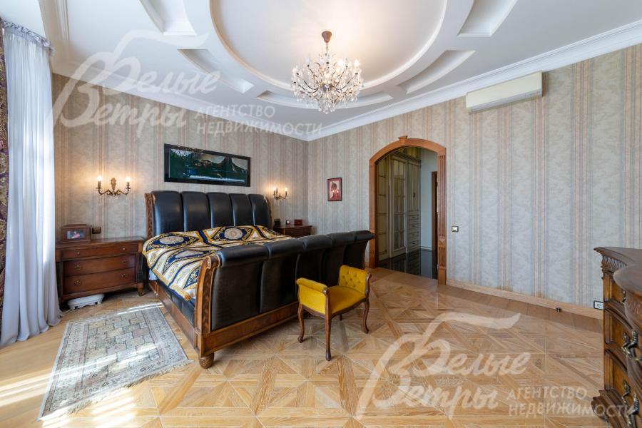 Главная спальня со своими гардеробной и санузлом