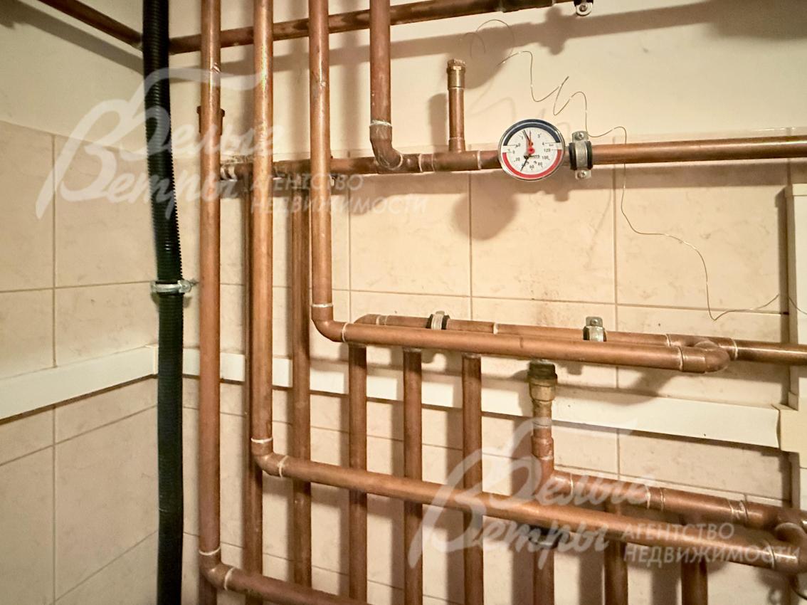 У котла - медная обвязка. Также в котельной на цокольном этаже - бойлер VIESSMANN и многоступенчатая система очистки воды