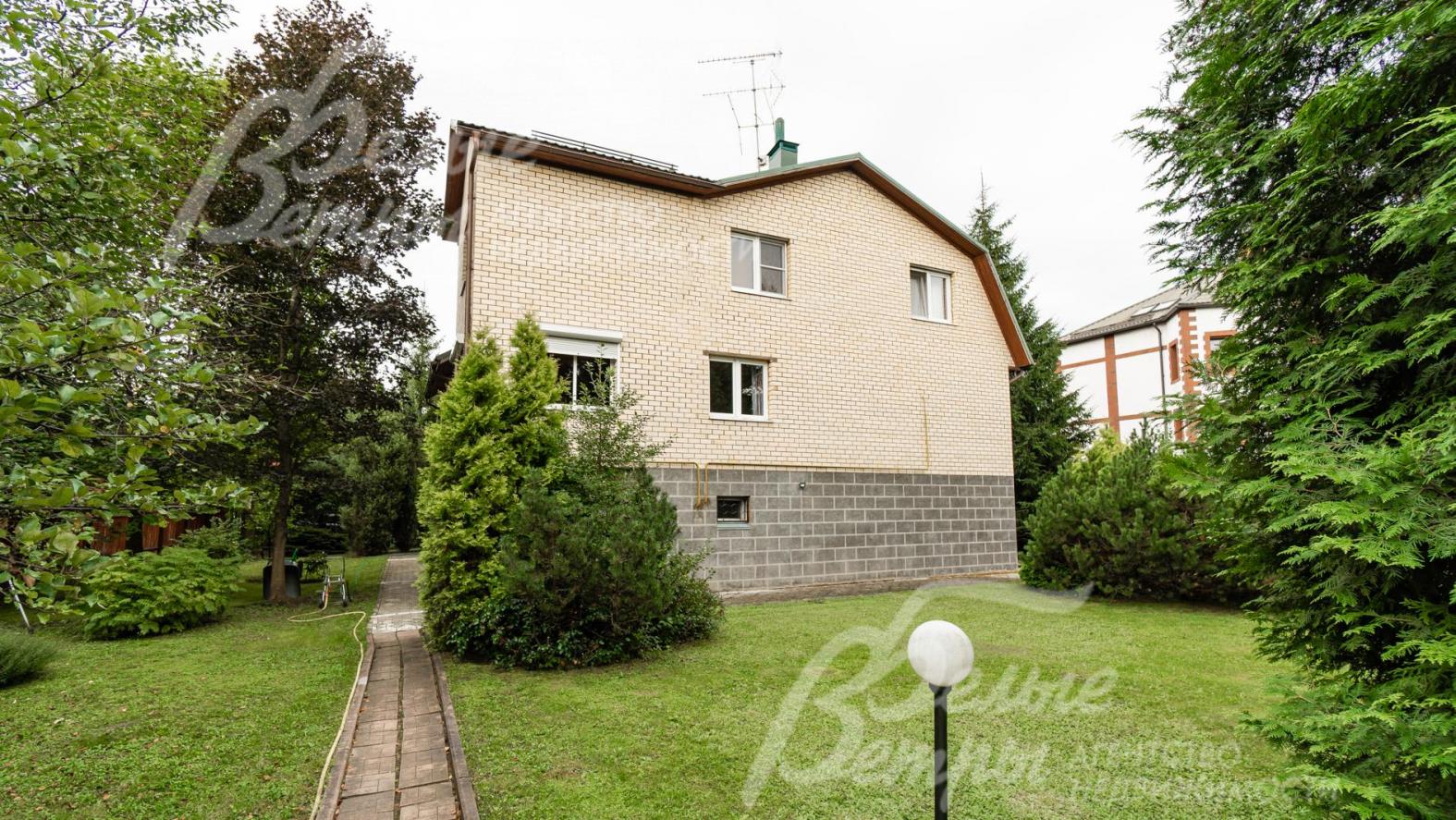 Вид на дом со стороны участка