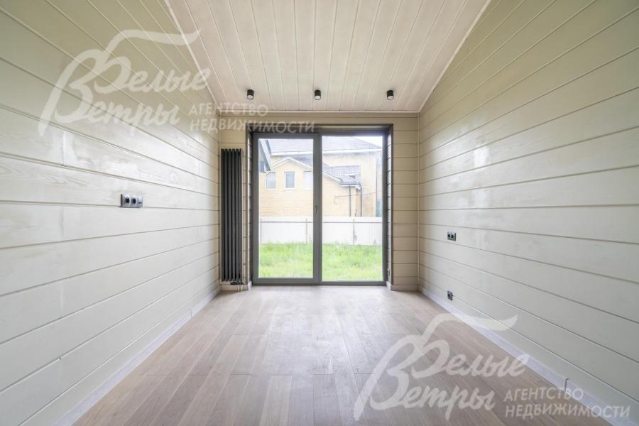 Коммуникации разведены по дому и подключены. Розетки и выключатели Legrand - черного цвета