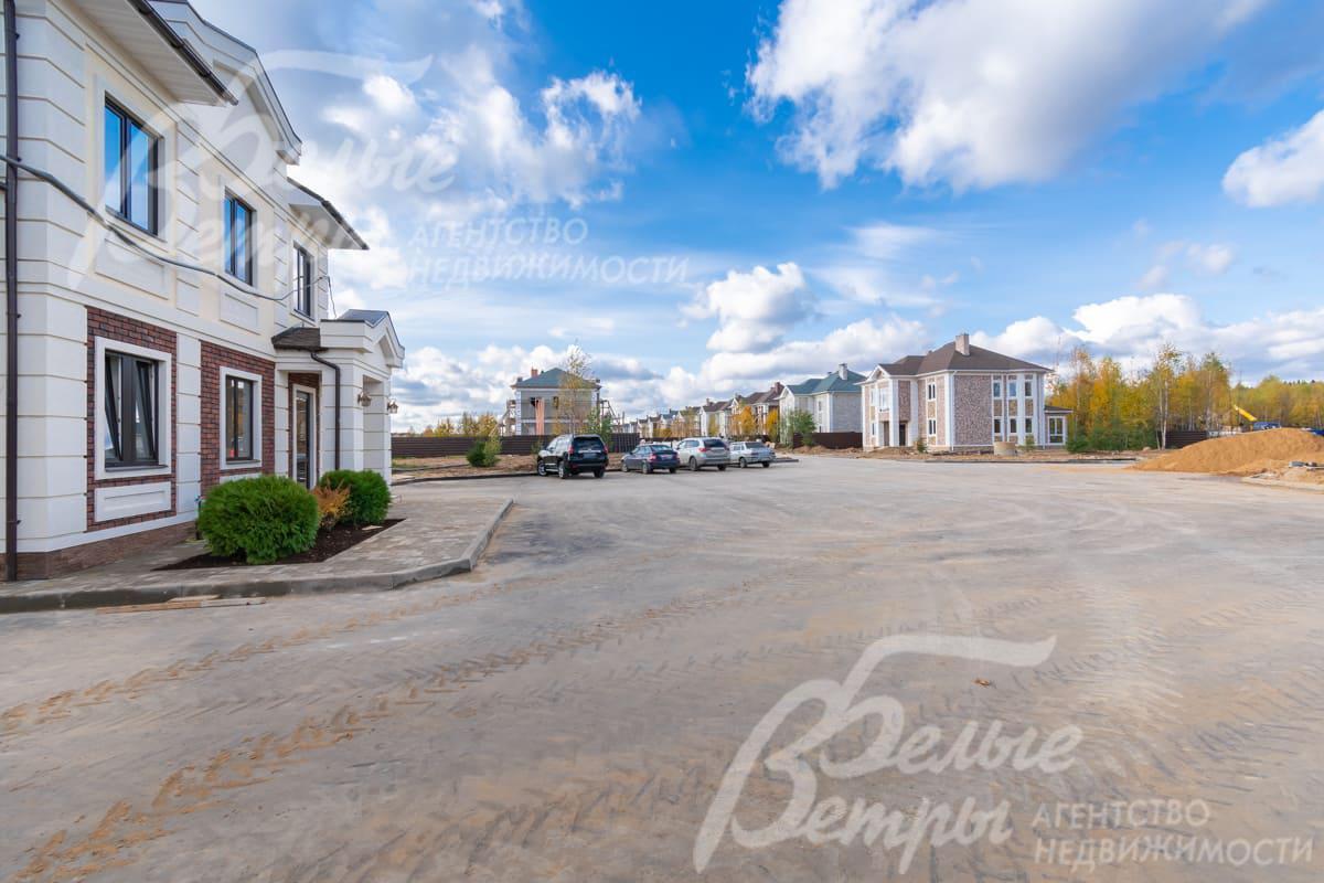 Охраняемая гостевая парковка в поселке Усадьба Шарапово