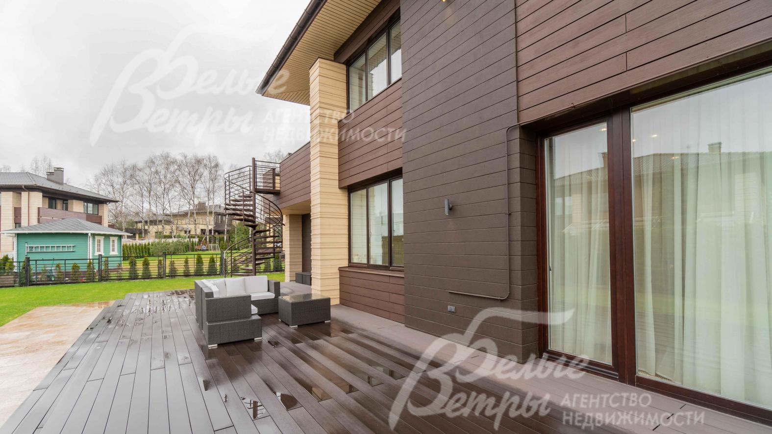 Терраса 1-го эатажа более 80 кв.м и ДПК, стеклопакеты из лиственницы категории люкс 