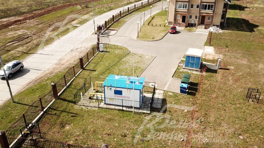 ГРП и электрическая подстанция по границе поселка