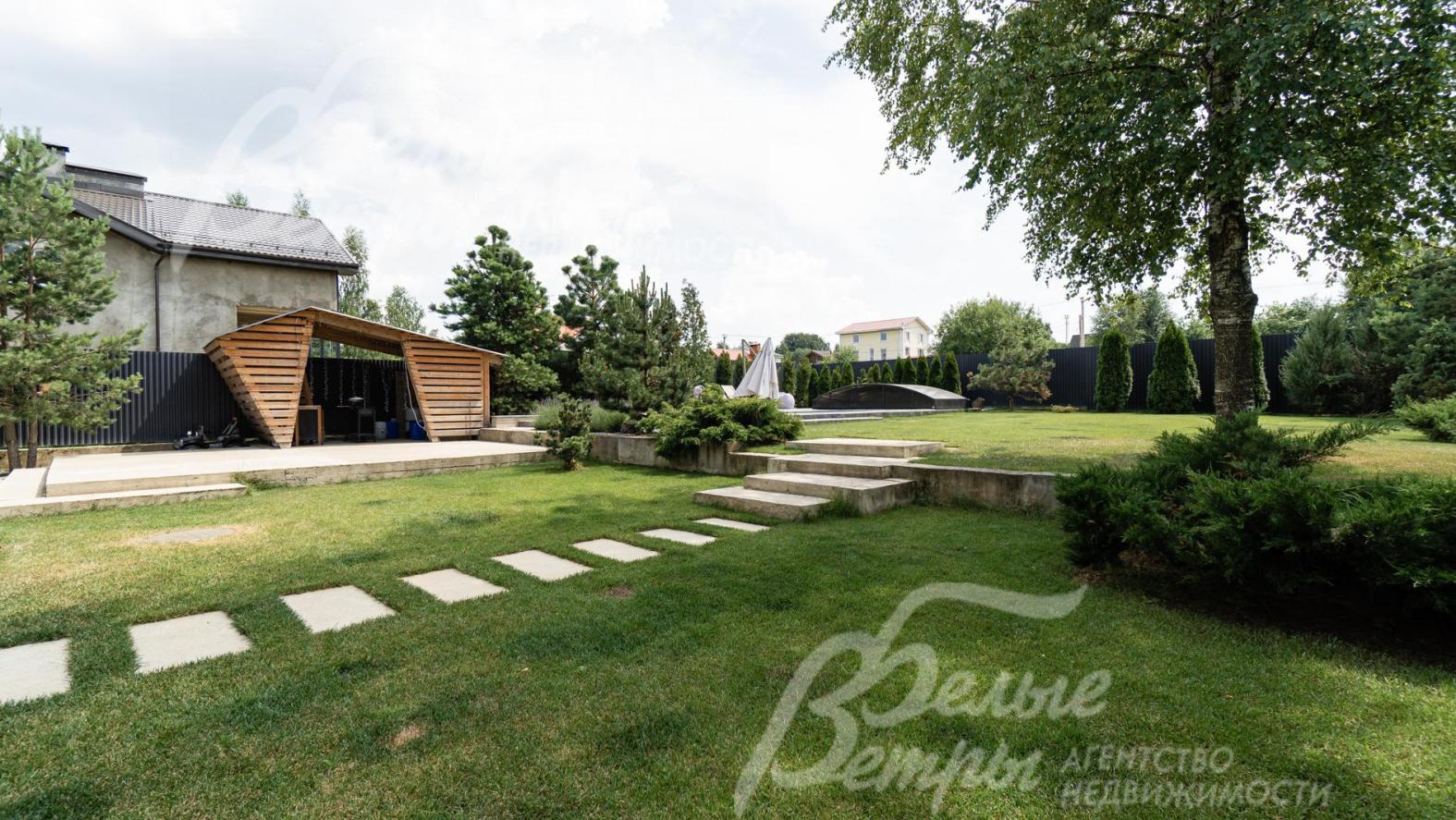 Есть газон, покрытие (дорожки) - декоративные плиты и мраморная крошка