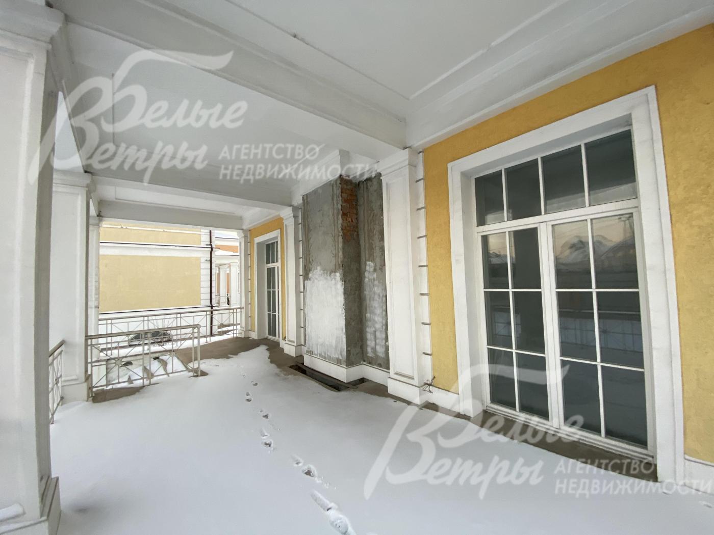 Выход их гостиной на крытую террасу 30 кв.м