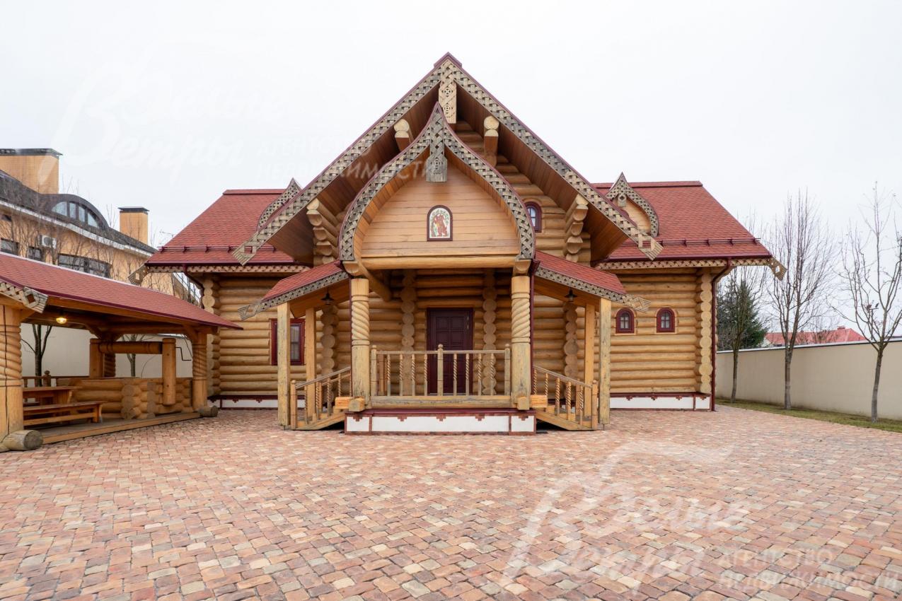 Фасад здания - в старорусском стиле по эскизам Васнецова 