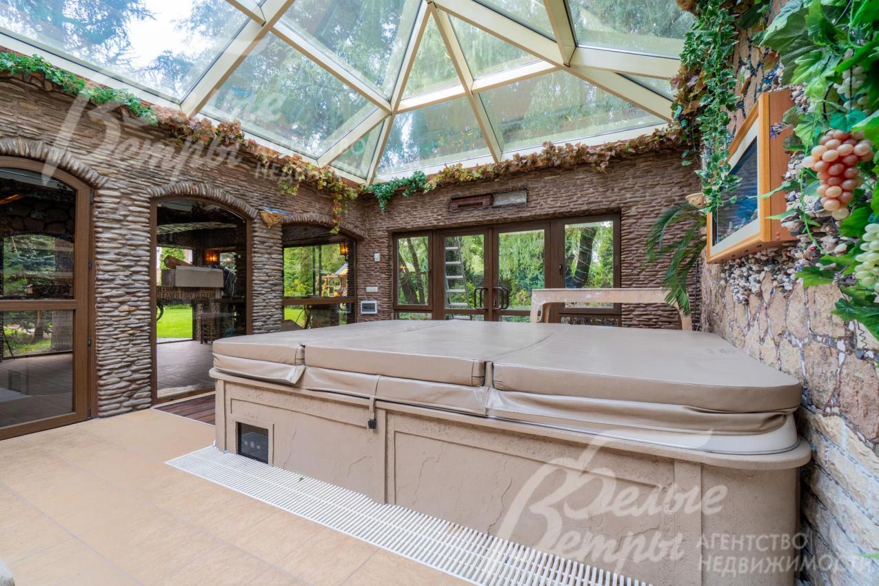 В зимнем саду предусмотрен фонтан, есть отдельный выход на участок