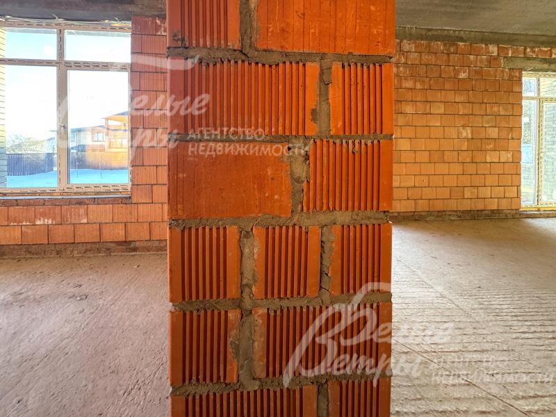 Перегородки в доме возведены из кирпича, установлены ламинированные окна 