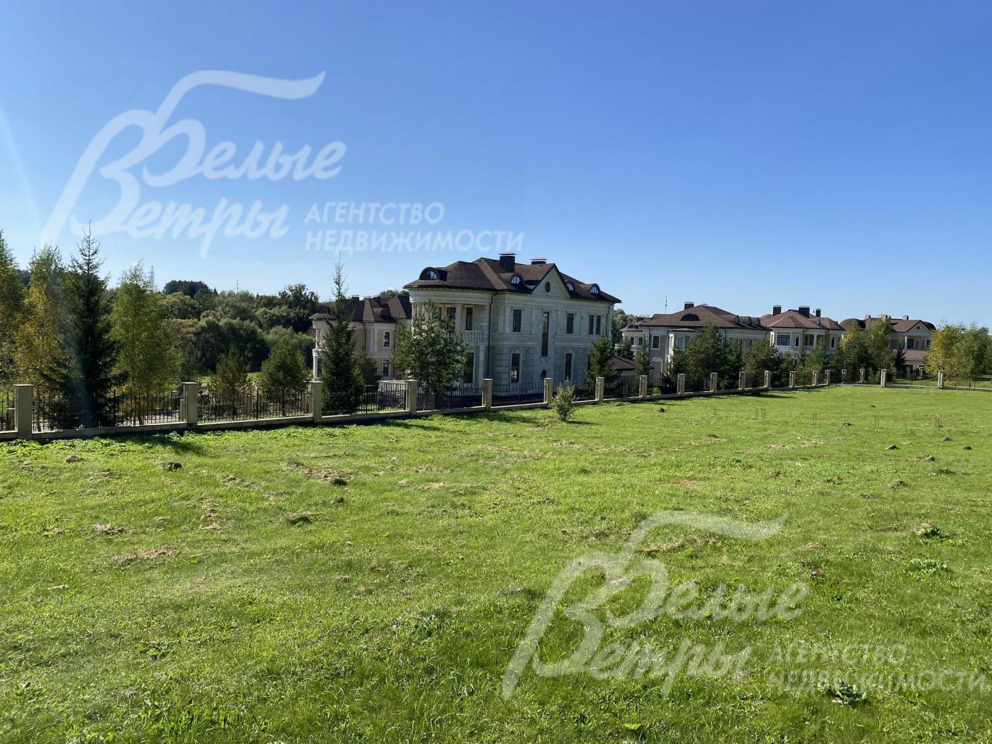 Все центральные коммуникации подведены к участку и входят в стоимость