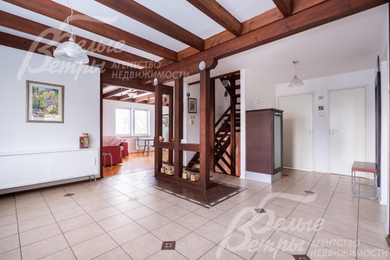 На второй и цокольных этаж ведёт деревянная лестница, выполненная в едином цвете с потолочными балками