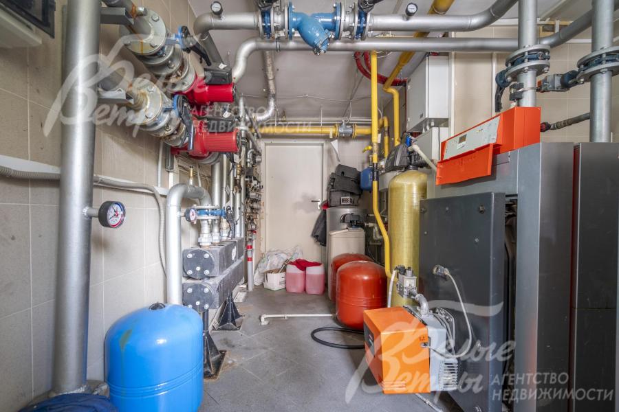 Также в котельной - бойлер Wiessmann на 265 л