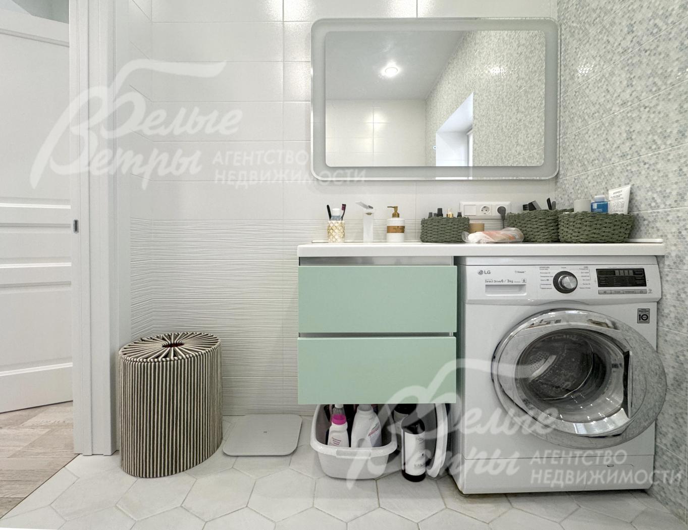 В санузле на втором этаже установлена стиральная машина LG