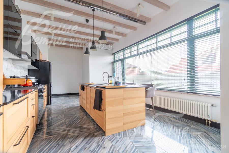 Кухня - с островом (мойка - на острове), есть вся необходимая встроенная бытовая техника