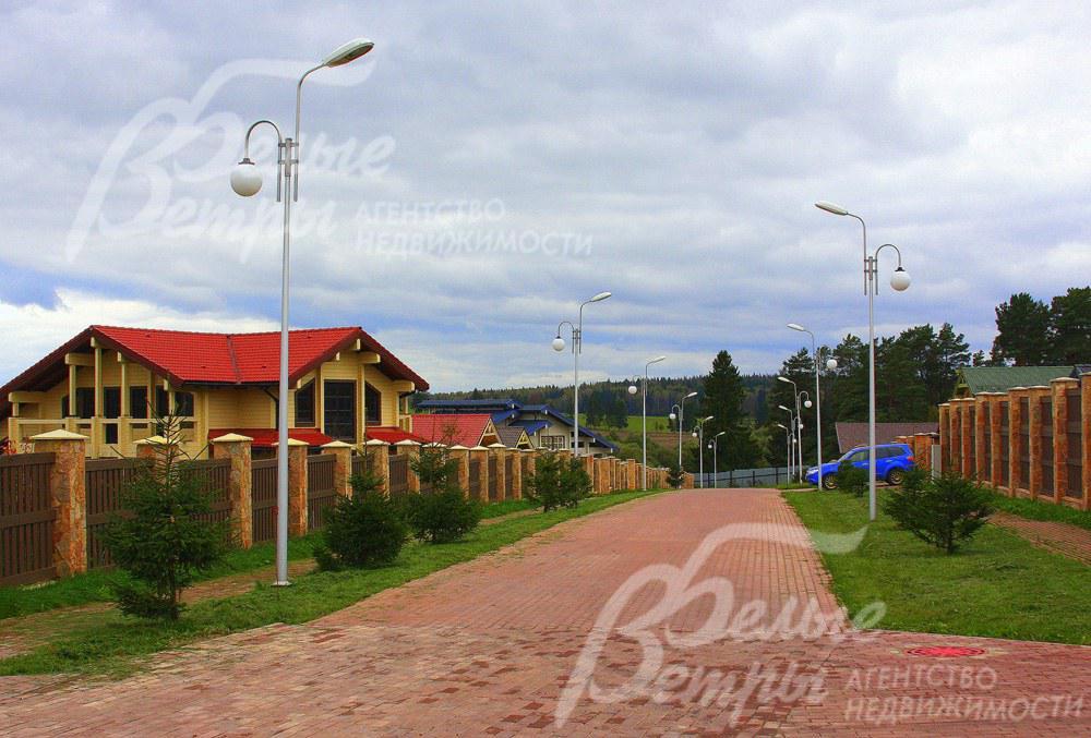 Широкие освещенный дороги из брусчатки в поселке