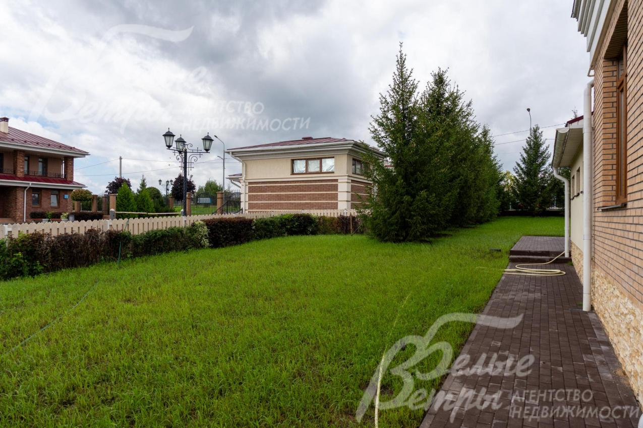 Отмостка выложена брусчаткой