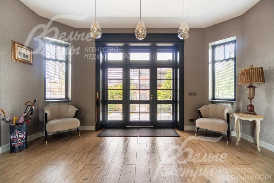 Входная дверь с большими стеклянными вставками выполнена из лиственницы, ступени — из керамогранита Villeroy & Boch