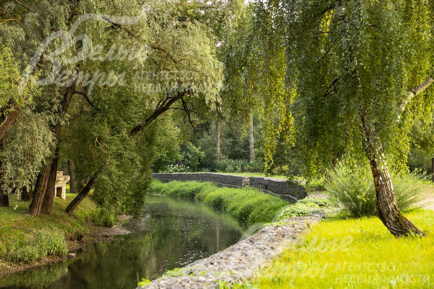 Набережная реки Десны с прогулочными зонами в поселке Усадьба Бергов