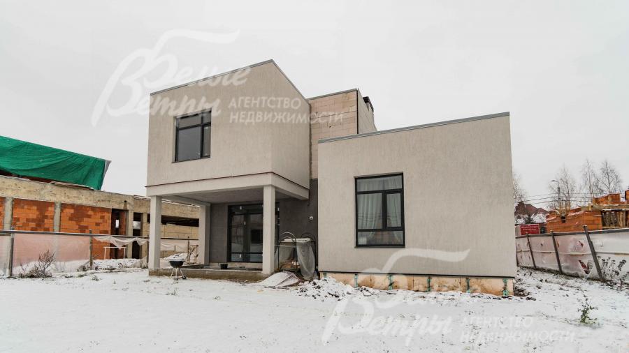 Вид на дом со стороны участка