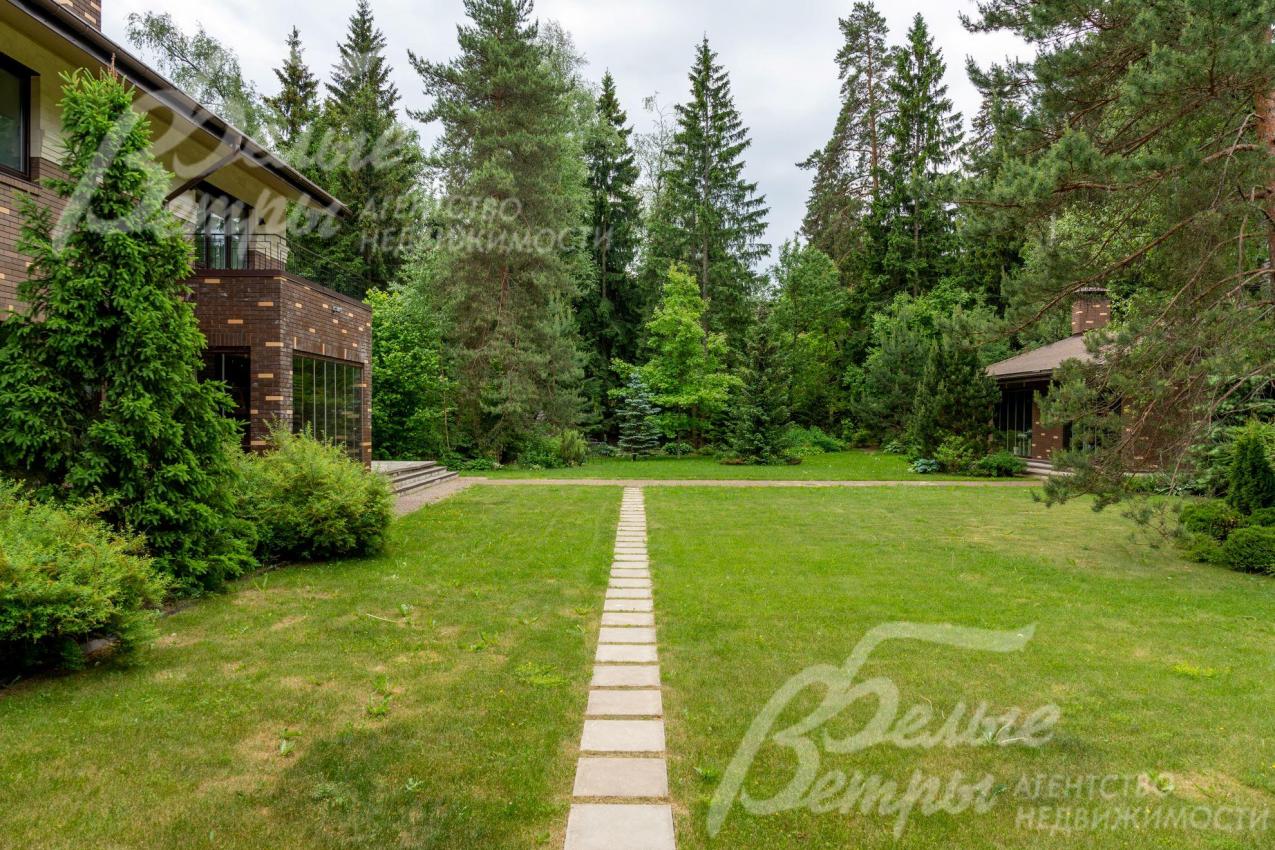 На природной лесном участке создан английский парк, имитирующий дикий лес. 