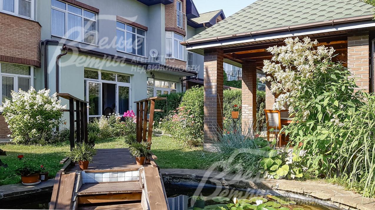 Есть пруд с фонтаном, беседка BBQ