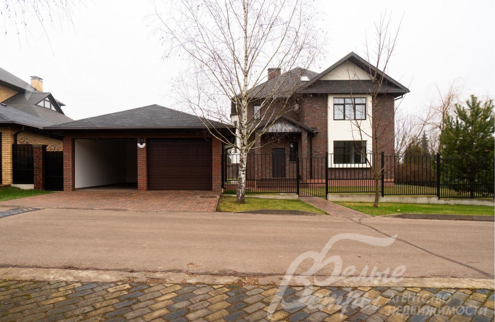 При въезде на участок гараж на 2 авто в стиле дома