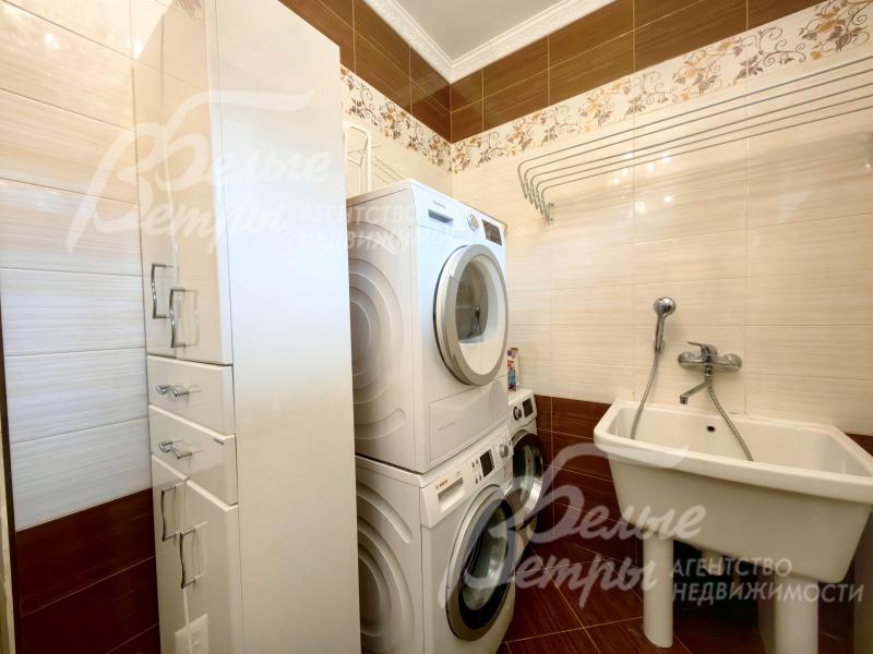 Стиральные машины Samsung и Bosch, сушильная машина Siemens в постирочной.