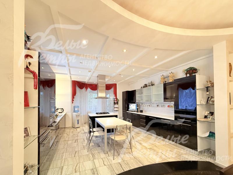 В доме - отдельная зона кухня-столовой со всей необходимой мебелью, техникой, островом и обеденной группой