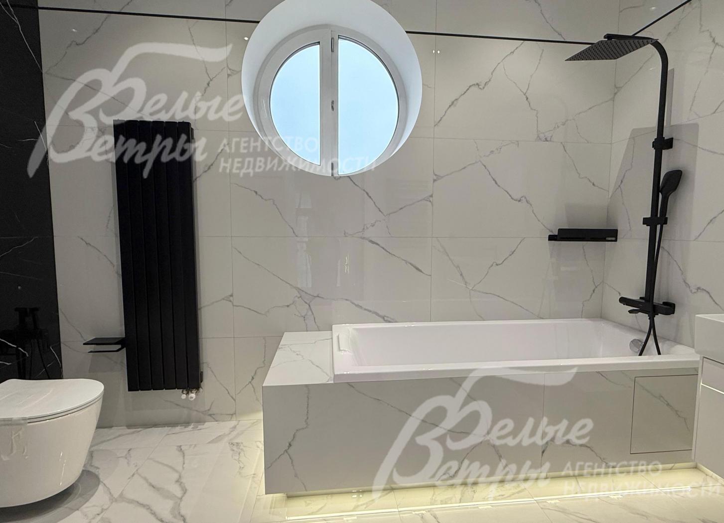 Общий санузел на втором этаже с плиткой под мрамор и ванной