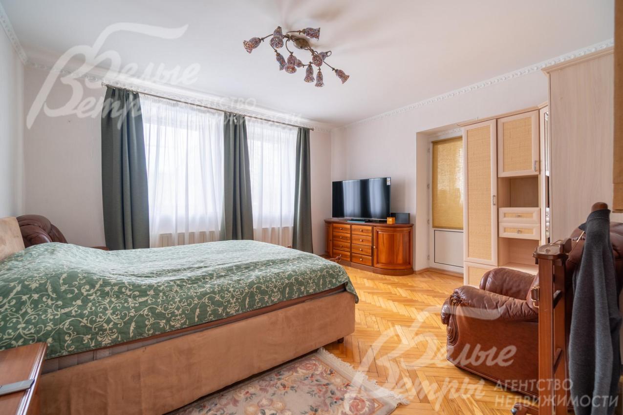 Спальня дополнена вместительным шкафом и тумбой в телевизором