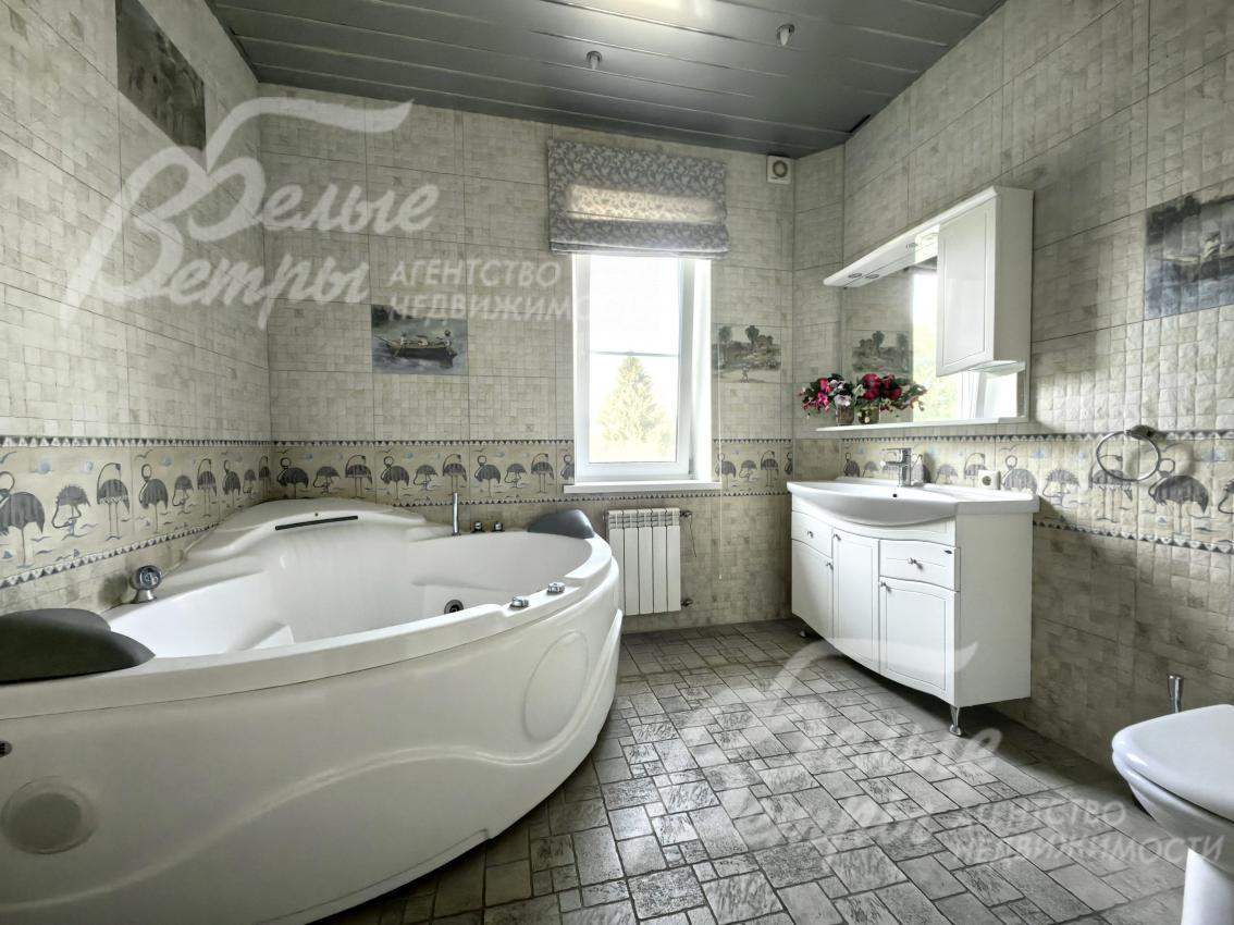 Просторный санузел с ванной на 2ом этаже.