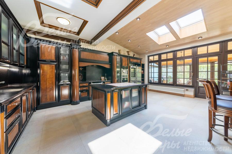 Кухня-столовая с выходом в зимний сад и на участок