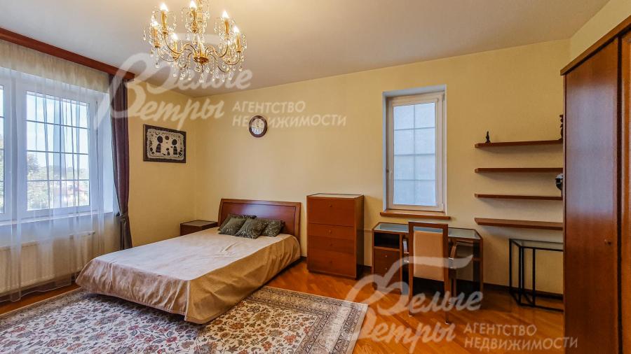 Одна из спален на первом этаже