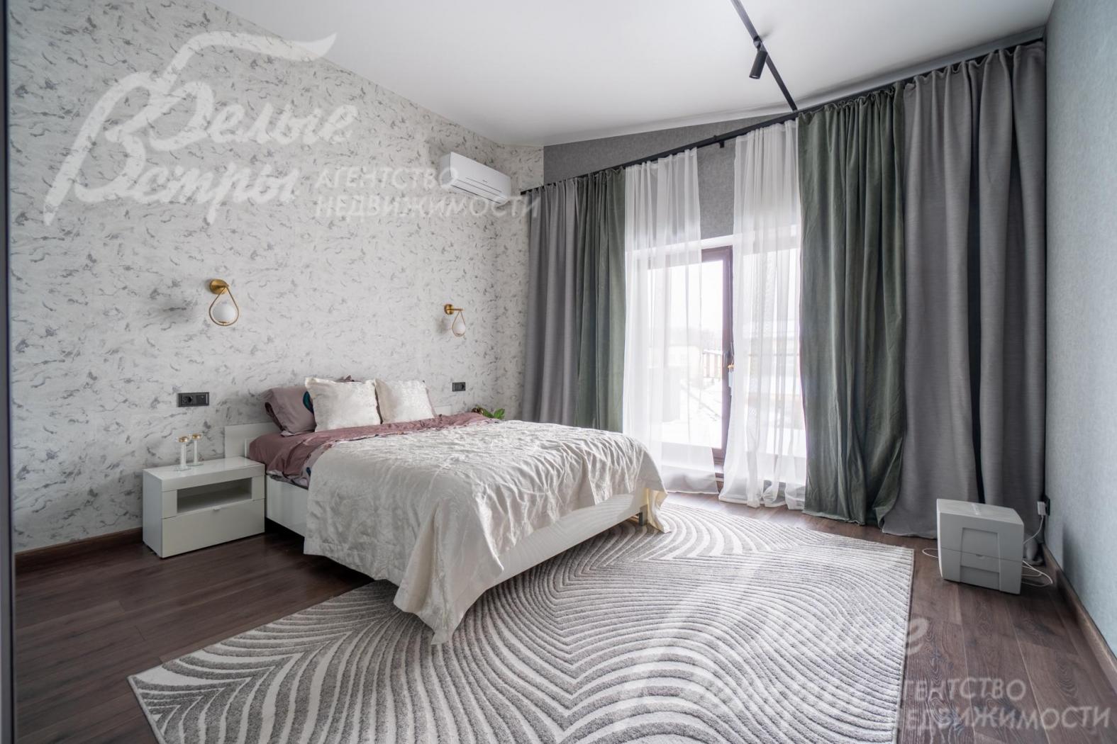 В главной спальне - большое окно