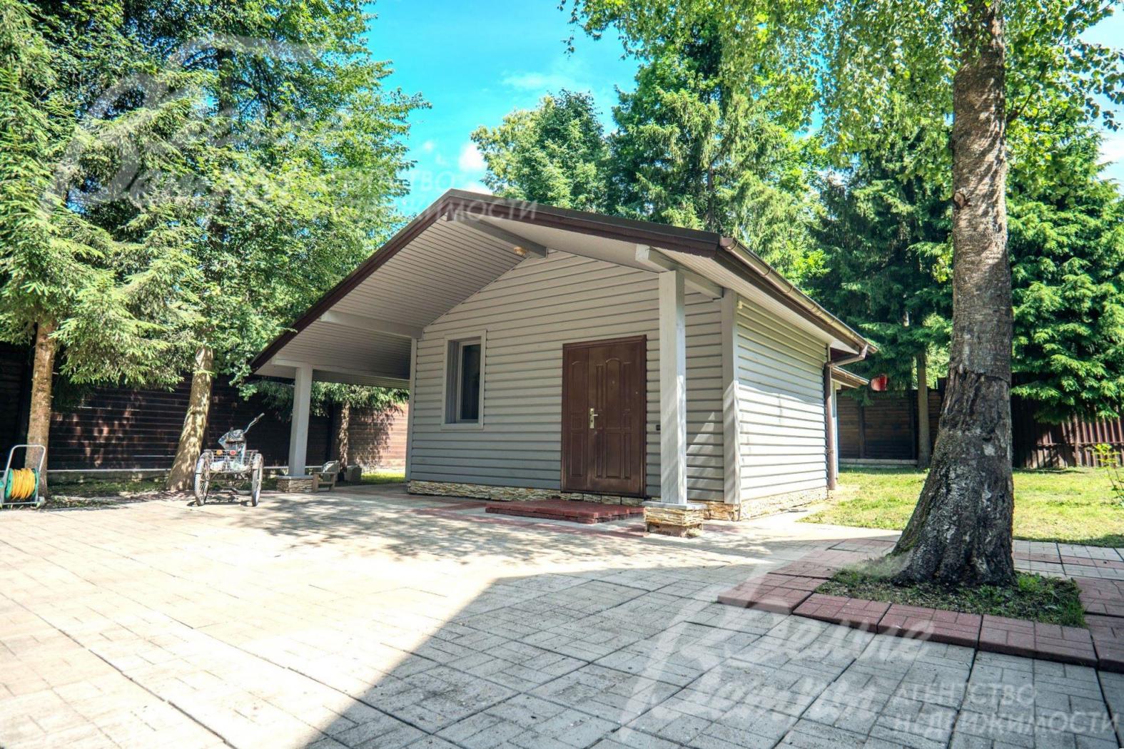 На участке домик для персонала с квартирой-студией, мастерской и котельной