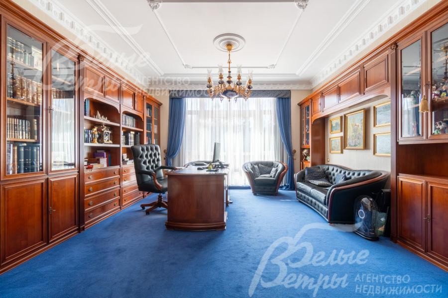 Интерьер кабинета дополняет крупная люстра в классическом стиле с фарфоровыми вставками с цветочным рисунком и позолоченными элементами