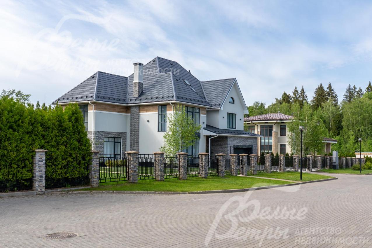 Дом стоит в строго охраняемом коттеджном посёлке класса De-Luxe в окружении леса 