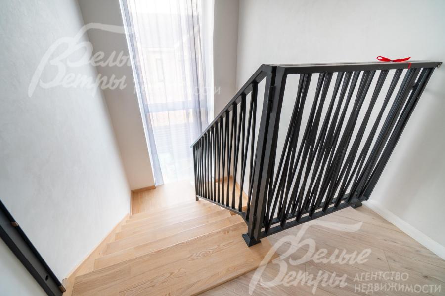 Лестница - со стальным ограждением, на втором этаже предусмотрена детская калитка, обеспечивающая безопасность