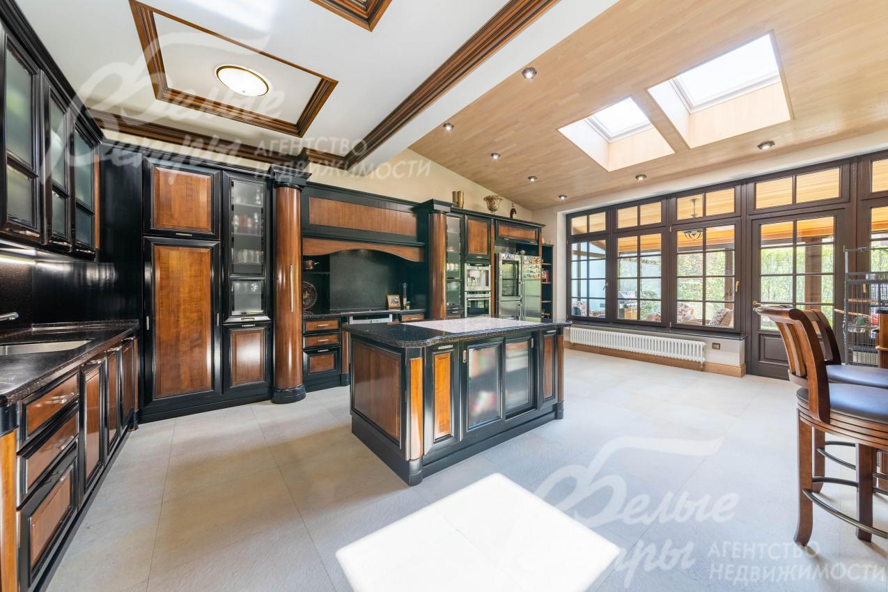 Кухня-столовая с выходом в зимний сад и на участок