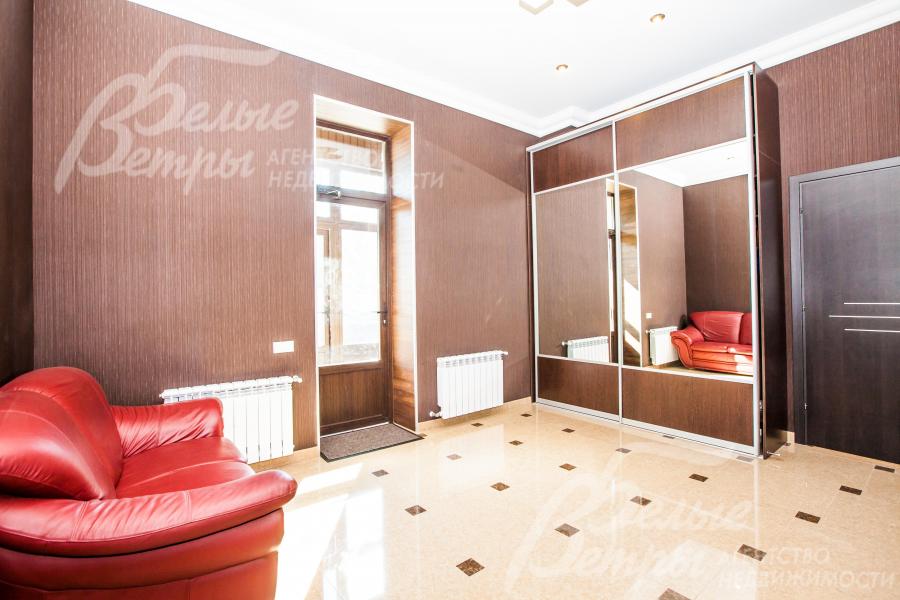 Вход в прихожую-холл через тамбур