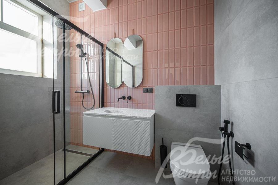 Санузел с душем при спальне