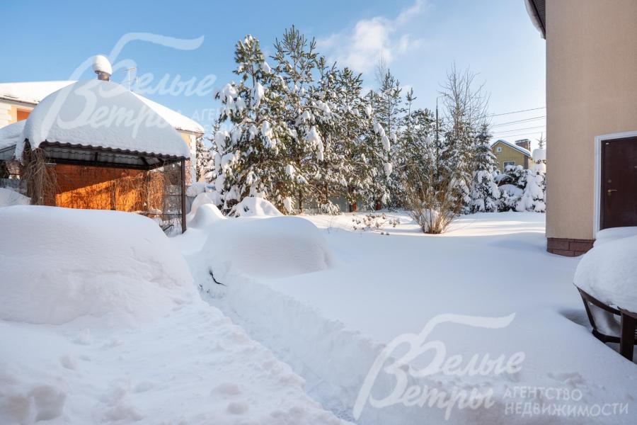 На участке оборудована площадка для барбекю, высажены разнообразные деревья и кустарники