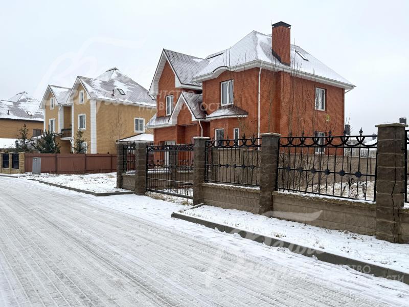 В пешей доступности – детская и спортивная площадки, лесная прогулочная зона, родник, школа «Ника», а также городская инфраструктура