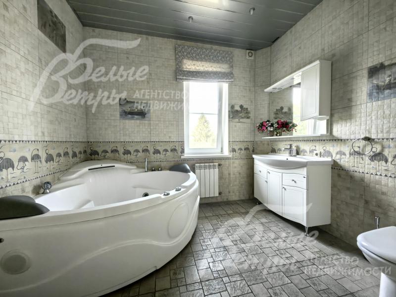 Просторный санузел с ванной на 2ом этаже.