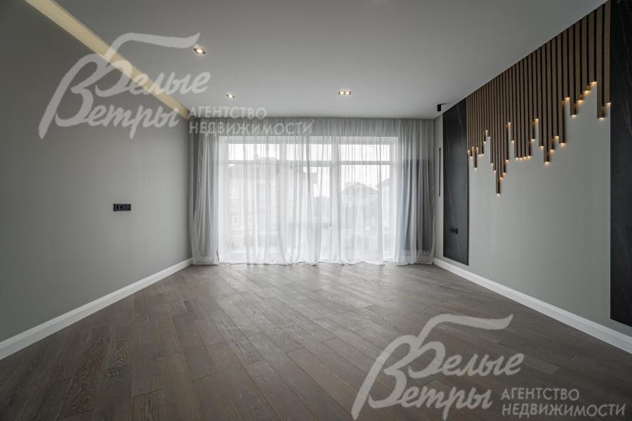 На полу натуральная  доска, дуб