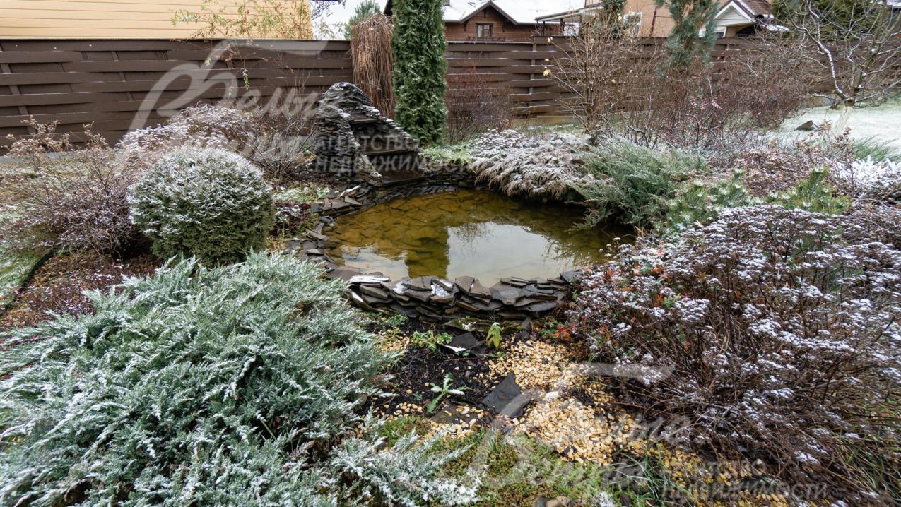 Пруд с горкой