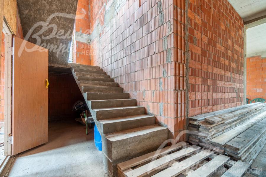 На второй этаж ведёт железобетонная монолитная лестница