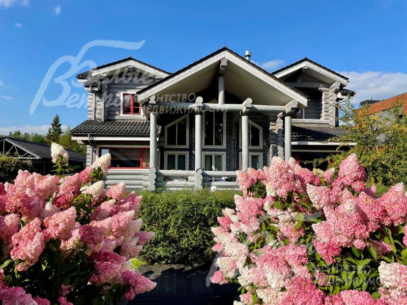 Красивый участок 24 сотки с цветущими гортензиями.